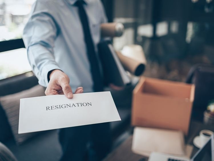 UAE: திடீரென வேலையை ராஜினாமா செய்தால் முதலாளிக்கு இழப்பீடு வழங்க வேண்டுமா?? தொழிலாளர் சட்டம் கூறுவது என்ன??