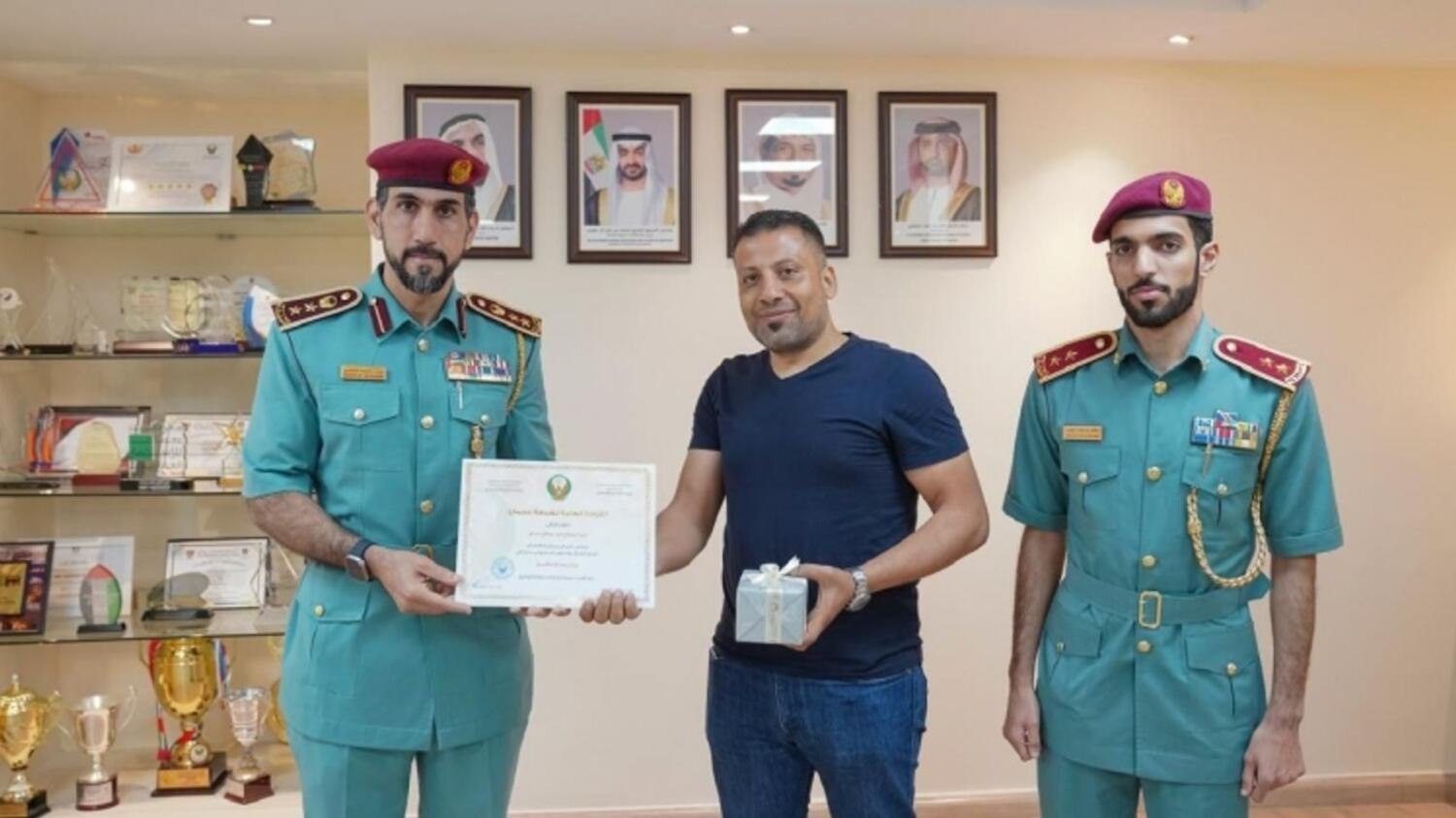 UAE: ATM அறையில் கீழே கடந்த 149,000 திர்ஹம்ஸ் பணத்தை காவல்துறையிடம் ஒப்படைத்த நபர்..!! பாராட்டுச் சான்றிதழ் வழங்கி கௌரவித்த ஆணையம்….