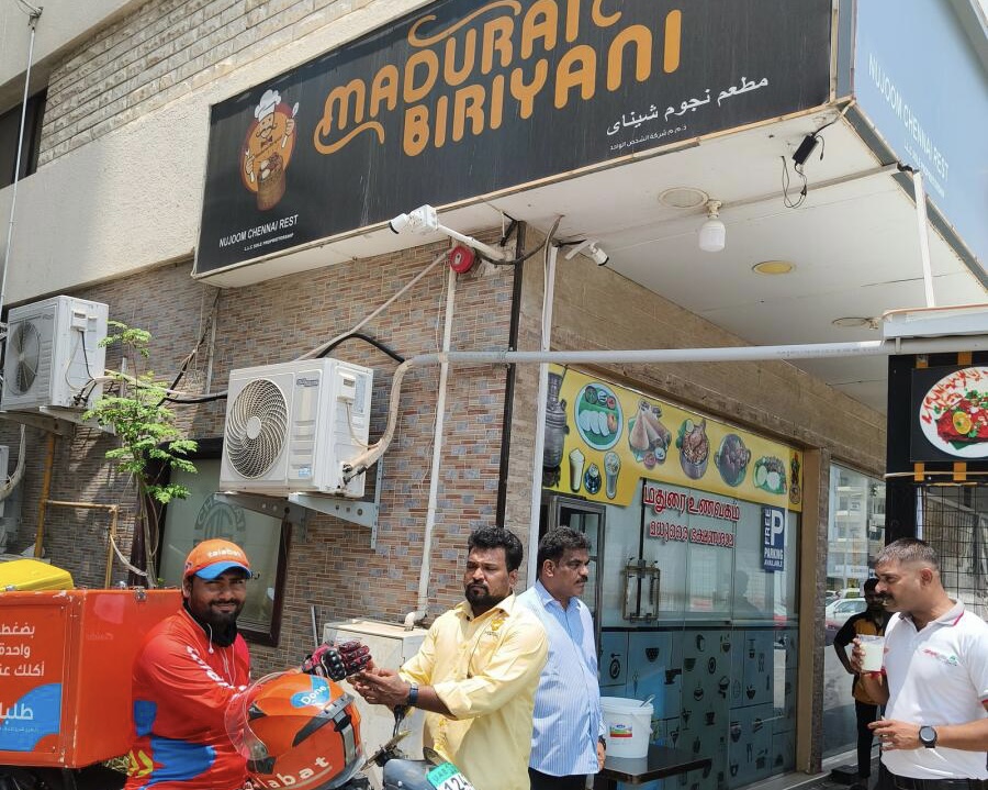 அமீரகத்தில் வாட்டி வதைக்கும் வெயில்: தாகத்தை தணிக்க இலவசமாக மோர் வழங்கும் மதுரைக்காரர்…. கோடை சீசன் முழுவதும் கிடைக்கும் எனவும் அறிவிப்பு..!!