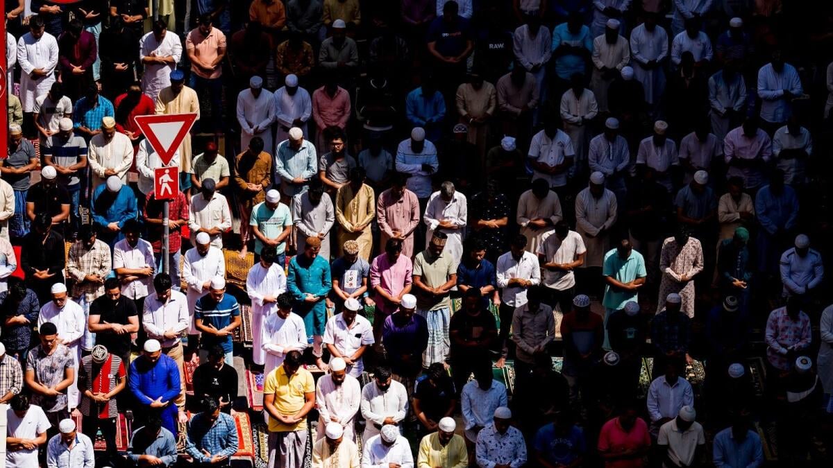 அமீரகத்தில் சுட்டெரிக்கும் வெயில் எதிரொலி.. வெள்ளிக்கிழமை சிறப்பு தொழுகையின் நேரத்தை குறைத்த அமீரக அரசு..!!