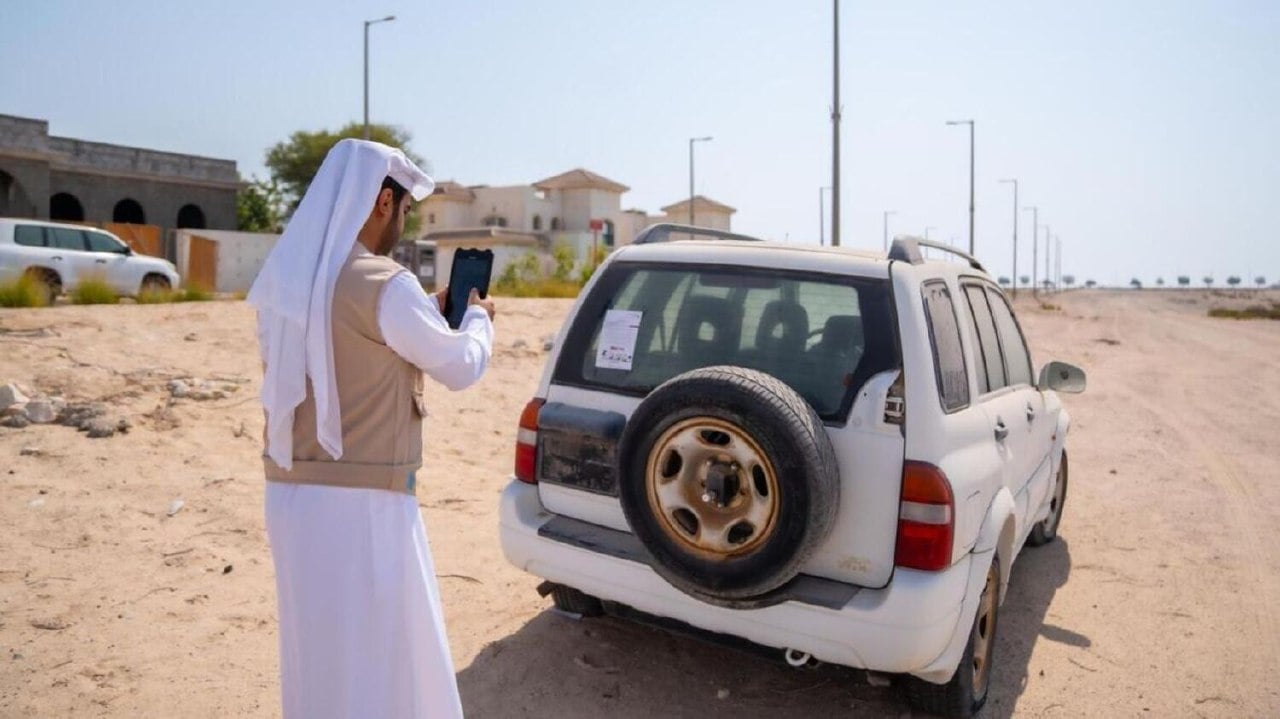 UAE: காரில் ஸ்டிக்கர் அல்லது வாக்கியங்களை ஒட்டினால் 500 திர்ஹம்ஸ் அபராதம் விதிக்கப்படும் என்பது தெரியுமா உங்களுக்கு..?