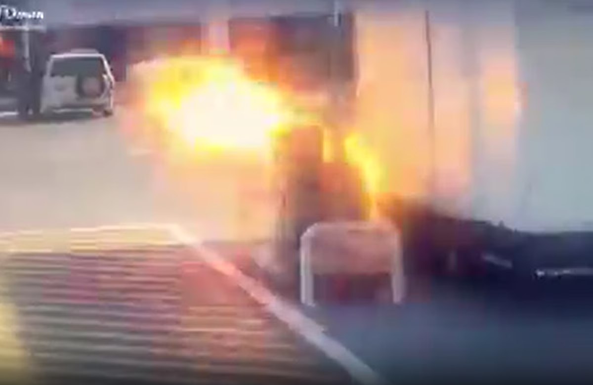 ஓமான்: பெட்ரோல் நிலையத்தில் லாரியின் பெட்ரோல் டேங்க் வெடித்து விபத்து!! வெளியான அதிர்ச்சியூட்டும் வீடியோ..