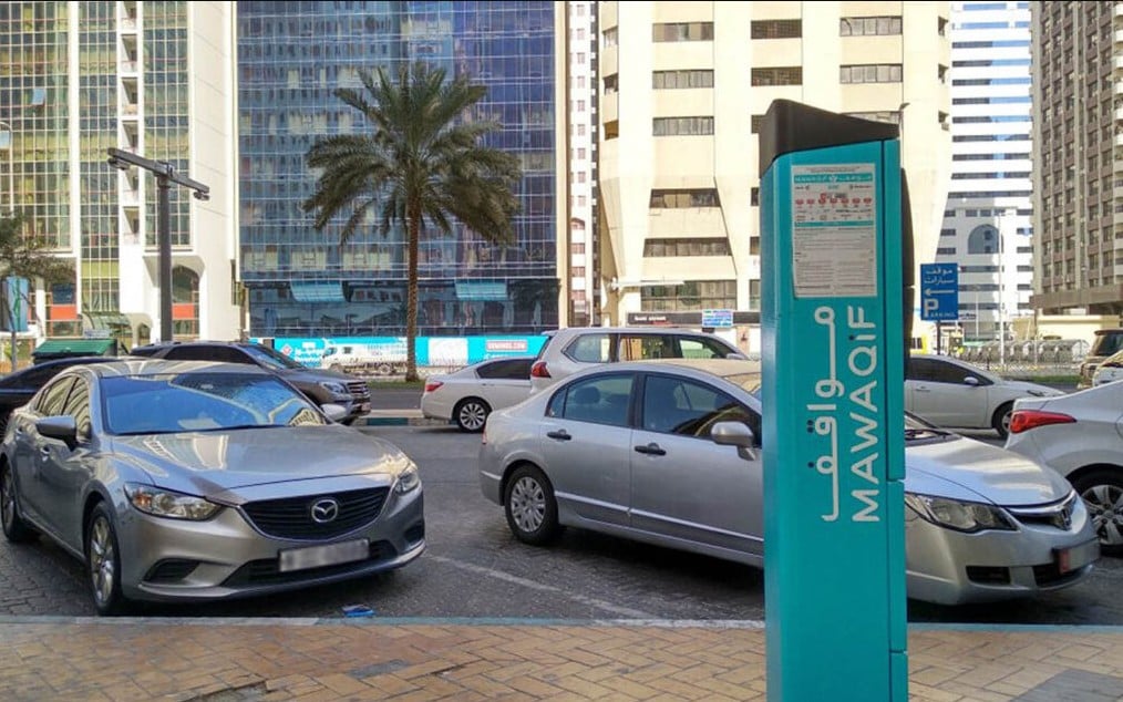 வாகன ஓட்டிகளுக்கு எச்சரிக்கை விடுக்கும் அபுதாபி காவல்துறை..!! பார்க்கிங் செய்யும் போது கவனம்..