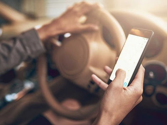 ஷார்ஜா காவல்துறை எச்சரிக்கை:  கவனமாக வாகனம் ஓட்ட அறிவுறுத்தல்.. மீறினால் 800 திர்ஹம்ஸ் அபராதம்!!