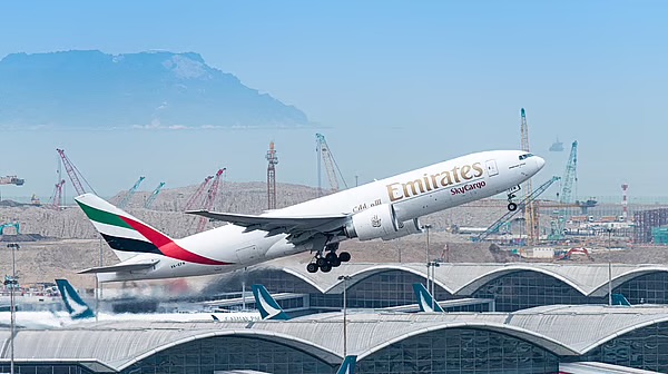 துபாயில் இருந்து புறப்படும் மற்றும் வருகை தரும் அனைத்து விமான சேவைகளும் மறுஅறிவிப்பு வரும் வரை நிறுத்தம்.. எமிரேட்ஸ் ஏர்லைன் அறிவிப்பு..