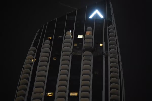 துபாய் க்ரீக் ஹார்பரில் உள்ள கட்டிடத்தில் விழுந்த ட்ரோன்.. குடியிருப்பாளர்கள் வெளியேற்றம்..