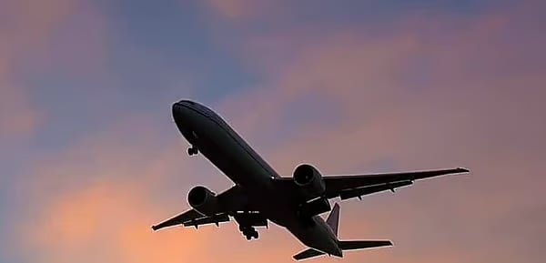 நிலைமை சீரடைந்ததை முன்னிட்டு அமீரக வான்வெளி மீண்டும் திறப்பு.. இயல்பு நிலைக்கு திரும்பிய சேவைகள்