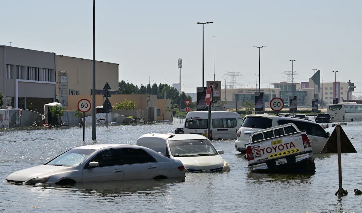 கனமழையால் சேதமடைந்த 720 வாகனங்களுக்கான சான்றிதழ் வழங்கிய துபாய் காவல்துறை..