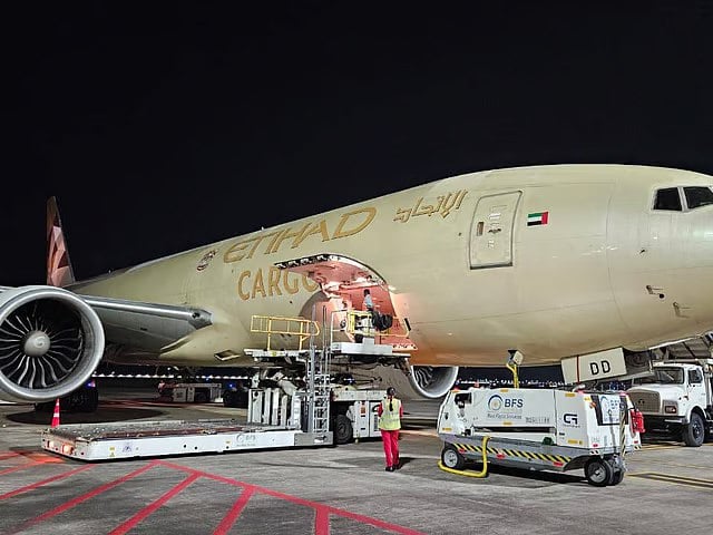 இந்தியாவிலிருந்து அமீரகத்திற்கு சிறப்பு விமானங்கள் மூலம் 80,000 கிலோ பொருட்களை இறக்குமதி செய்த லுலு குழுமம்!!