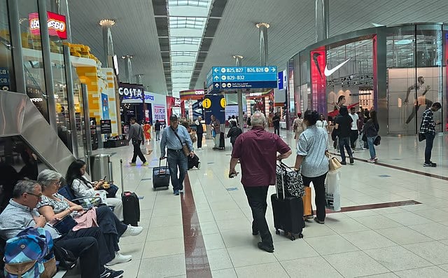 தாக்குதலுக்கு மத்தியிலும் 1.4 மில்லியன் பயணிகளை கையாண்ட அமீரக விமான நிலையங்கள்..