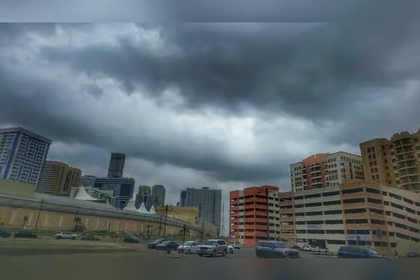 அமீரகம் முழுவதும் பெய்து வரும் காற்றுடன் கூடிய கனமழை..