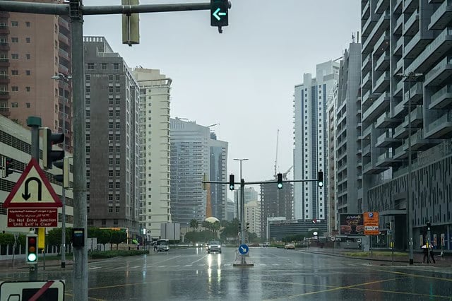 அமீரகம் முழுவதும் ஆலங்கட்டி மழை மற்றும் கனமழை: இன்றைய வானிலை நிலவரம் குறித்த அப்டேட்!!