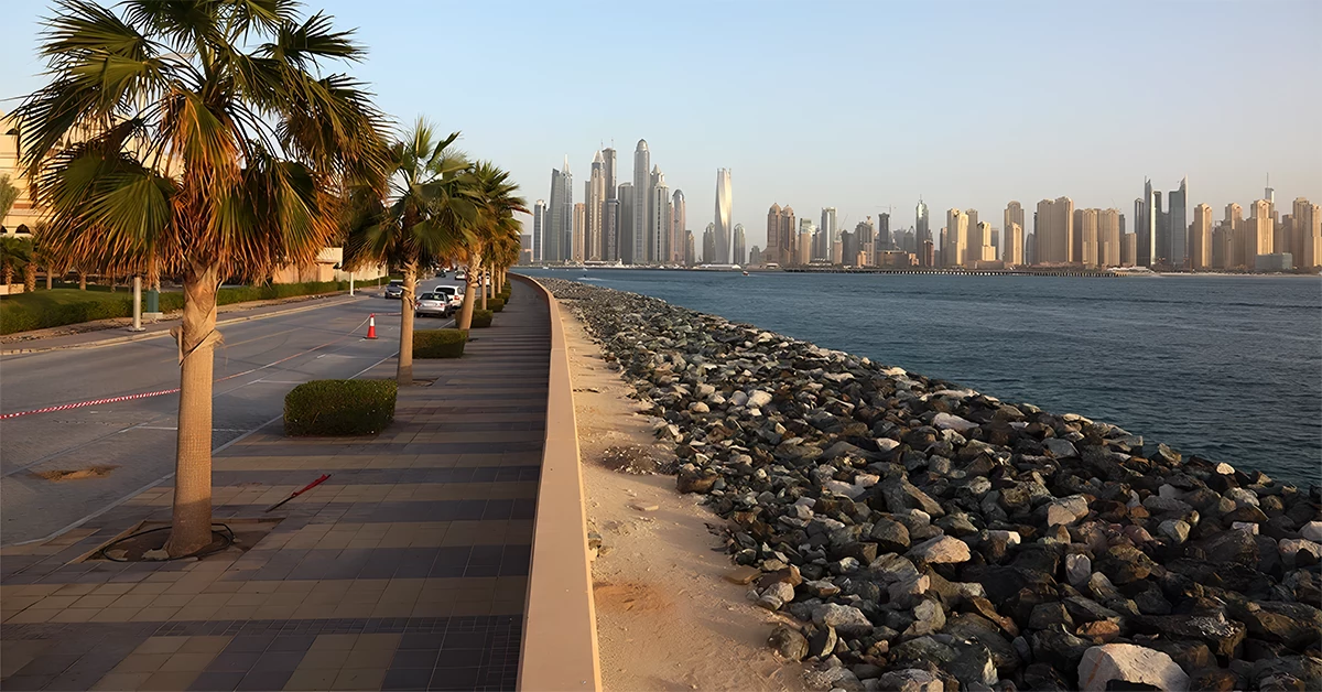 UAE: ஏவுகணை சிதறல்கள் விழுந்ததில் இந்தியர் ஒருவருக்கு காயம்..