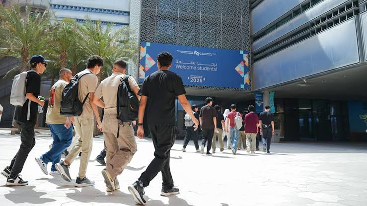 UAE: பள்ளிகளை தொடர்ந்து உயர் கல்வி நிறுவனங்களிலும் திங்கள் முதல் தொடரும் நேரடி வகுப்புகள்..