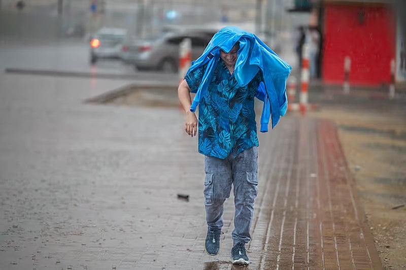 அமீரகத்தில் இன்றும் மழை தொடரும் என வானிலை மையம் தகவல்!!